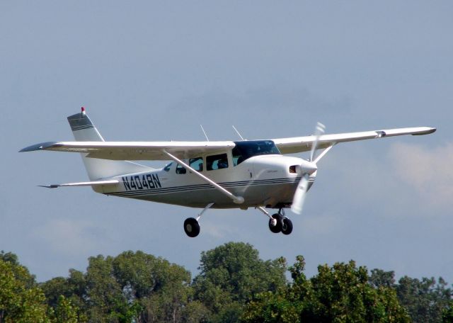 Cessna Centurion (N404BN) - Landing on runway 14 at Shreveports Downtown airport.