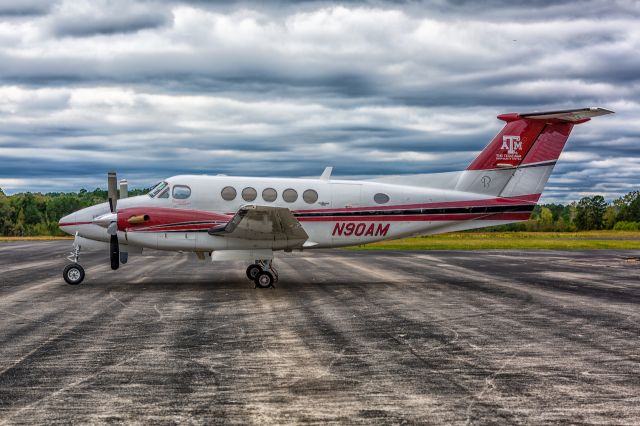 Beechcraft Super King Air 200 (N90AM) - Parked on the ramp awaiting passengers.