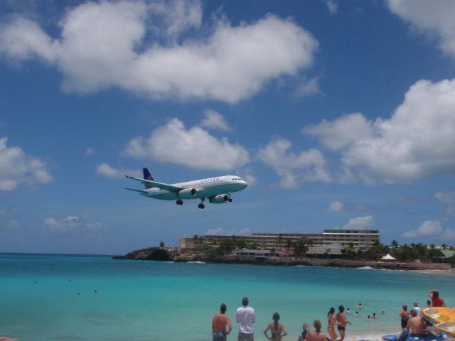 Airbus A320 (N473UA)