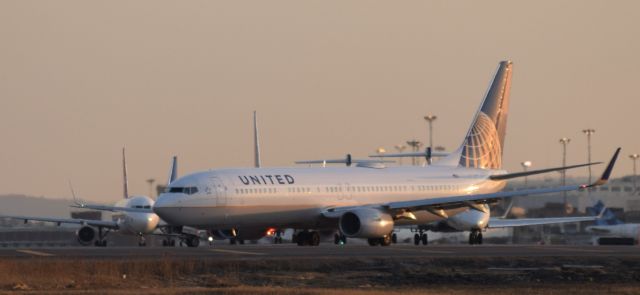 Boeing 737-700 (N64809)