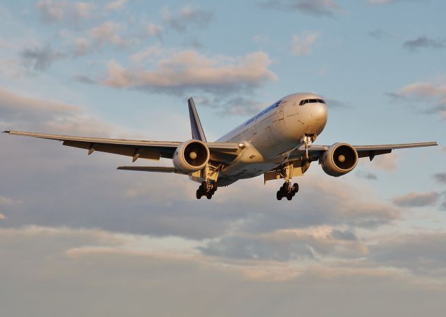 Boeing 777 (F-GSPR) - Sunset arrival on RWY 27 - 03.27.13 / Air France Triple 7