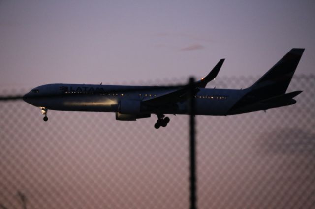 BOEING 767-300 (CC-CXF)