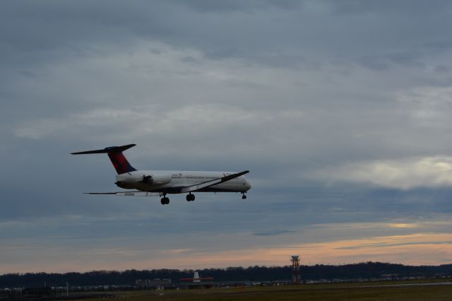 McDonnell Douglas MD-88 (N935DL)