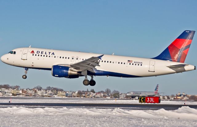 Airbus A320 (N325US) - 33L arrival. AA Airbus A321 line and wait on RWY 27