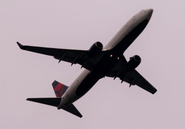 Boeing 737-700 —