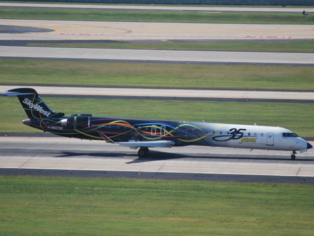 Canadair Regional Jet CRJ-900 (N821SK) - Arriving runway 26R in 35th anniversary livery at KATL - 8/23/09