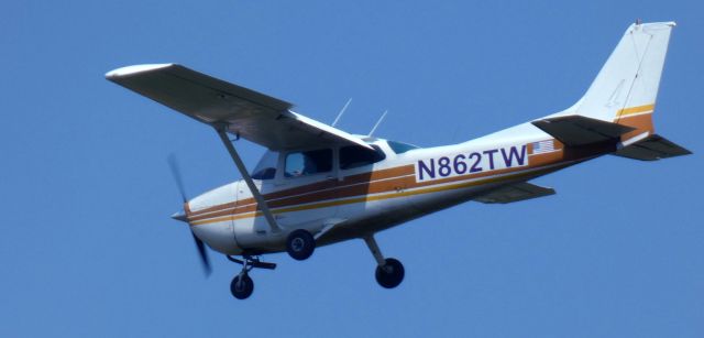 Cessna Skyhawk (N862TW) - About to touch down is this 1978 Cessna 172N Skyhawk in the Summer of 2024.