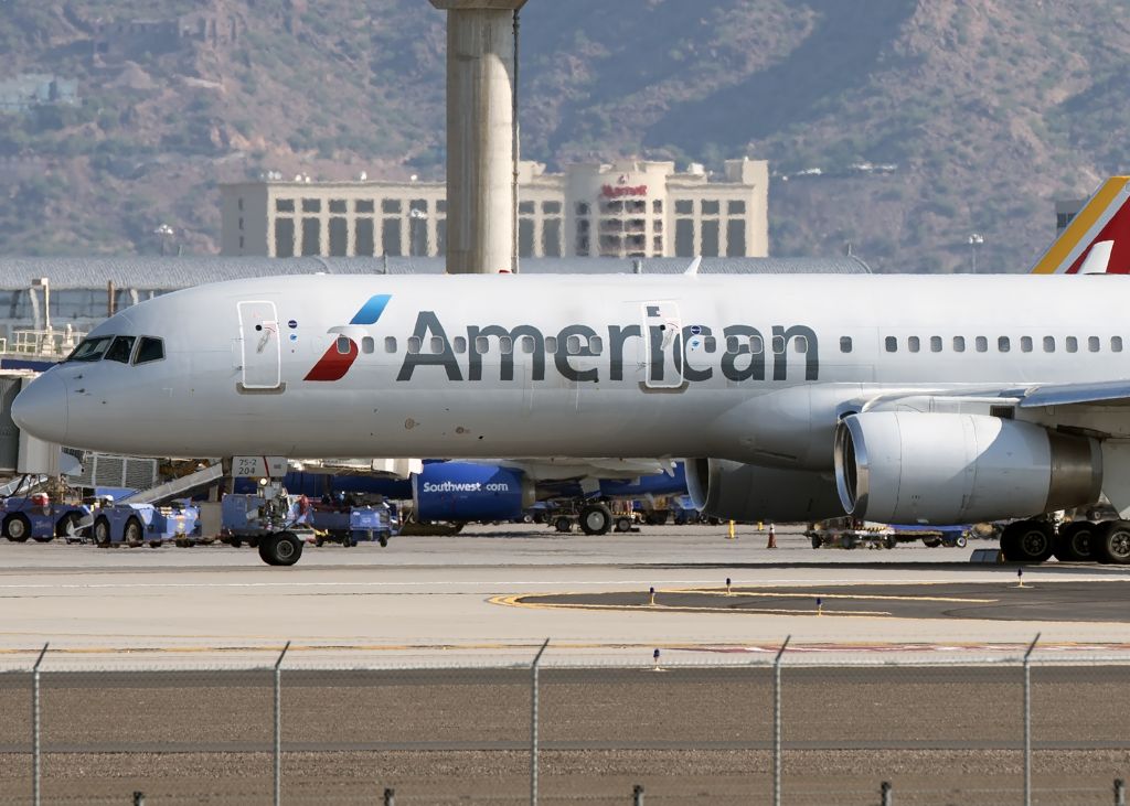 Boeing 757-200 (N204UW)