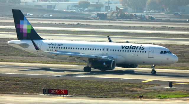 Airbus A320 (XA-VLC) - Arrival from GDL, 30R, 11-10-2014