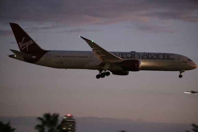 Boeing 787-9 Dreamliner (G-VYUM)