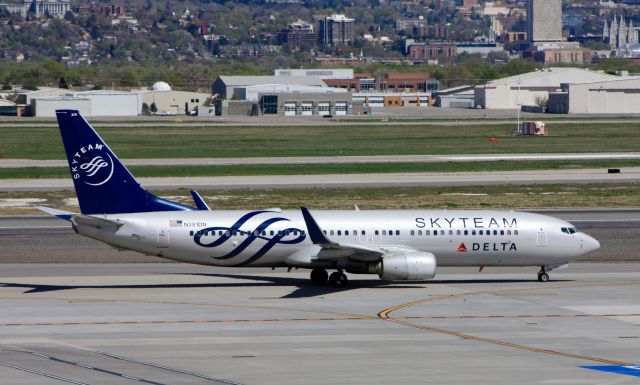 Boeing 737-800 (N381DN)