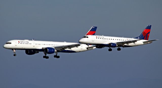 Embraer 175 (N626CZ)