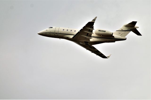 Bombardier Challenger 300 (N62MW)