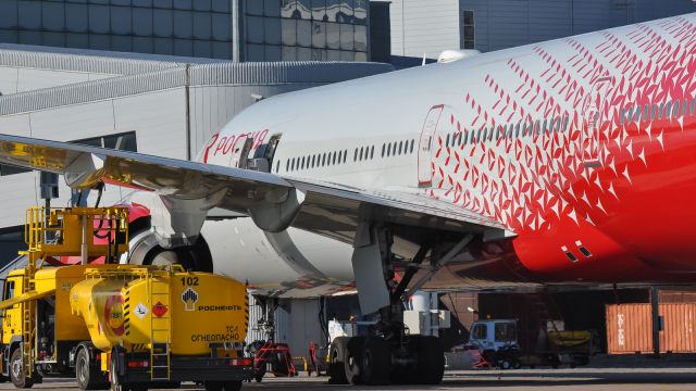 BOEING 777-300 (EI-UNN)