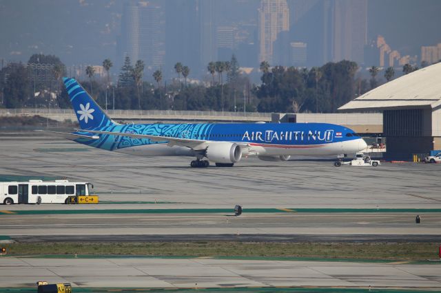 Boeing 787-9 Dreamliner (F-OMUA)