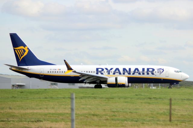 Boeing 737 MAX 8 (EI-IGW) - Landing on rwy 22 on 11-Apr-24 operating flight RYR144 from EDDB.