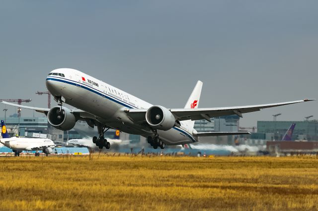 BOEING 777-300 (B-2033)