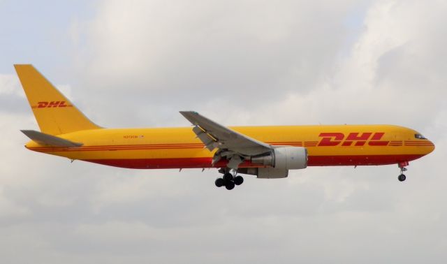BOEING 767-300 (N372CM)