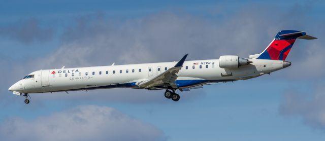 Canadair Regional Jet CRJ-900 (N319PQ)