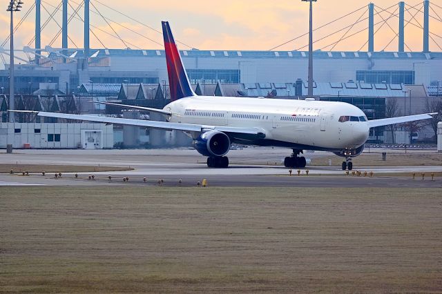 BOEING 767-400 (N830MH)