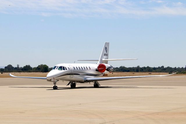 Cessna Citation Sovereign (N999CA) - KRDD -Cessna 680 Citation Sovereign at the Redding Jet Center 6/20/2018.2015 TEXTRON AVIATION INC 680. The green placard in the cockpit window reads" Brakes off, OK to tow"