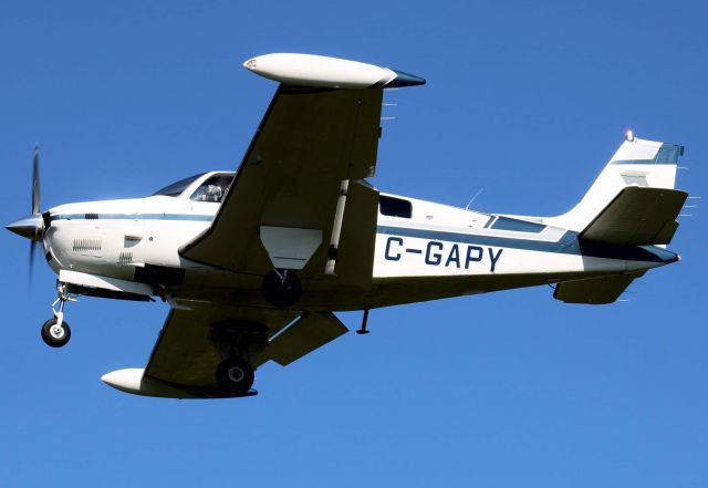 Beechcraft Bonanza (36) Turbo (C-GAPY) - A son approche de la piste 34 