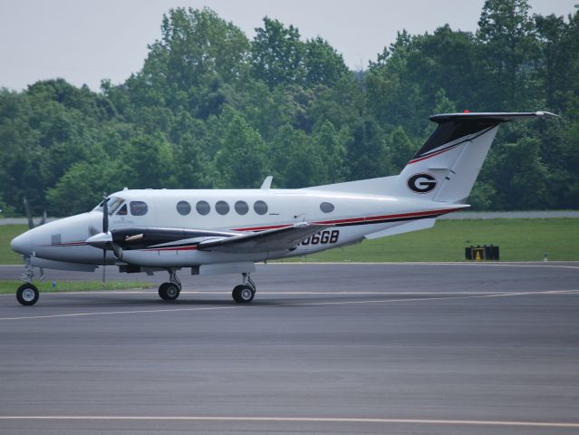 Beechcraft Super King Air 200 (N106GB) - First Flying Squadron "Jawja" (UNIVERSITY OF GEORGIA ATHLETIC ASSN INC) arriving for a quick recruiting stop at KJQF - 5/21/13