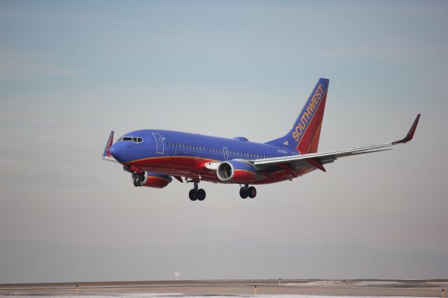 Boeing 737-700 (N791SW) - Landing on 17L.