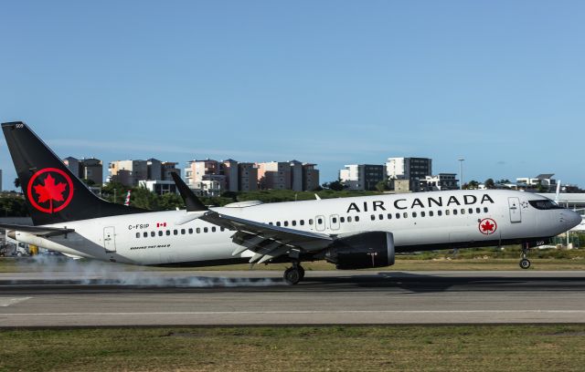 Boeing 737 MAX 8 (C-FSIP)