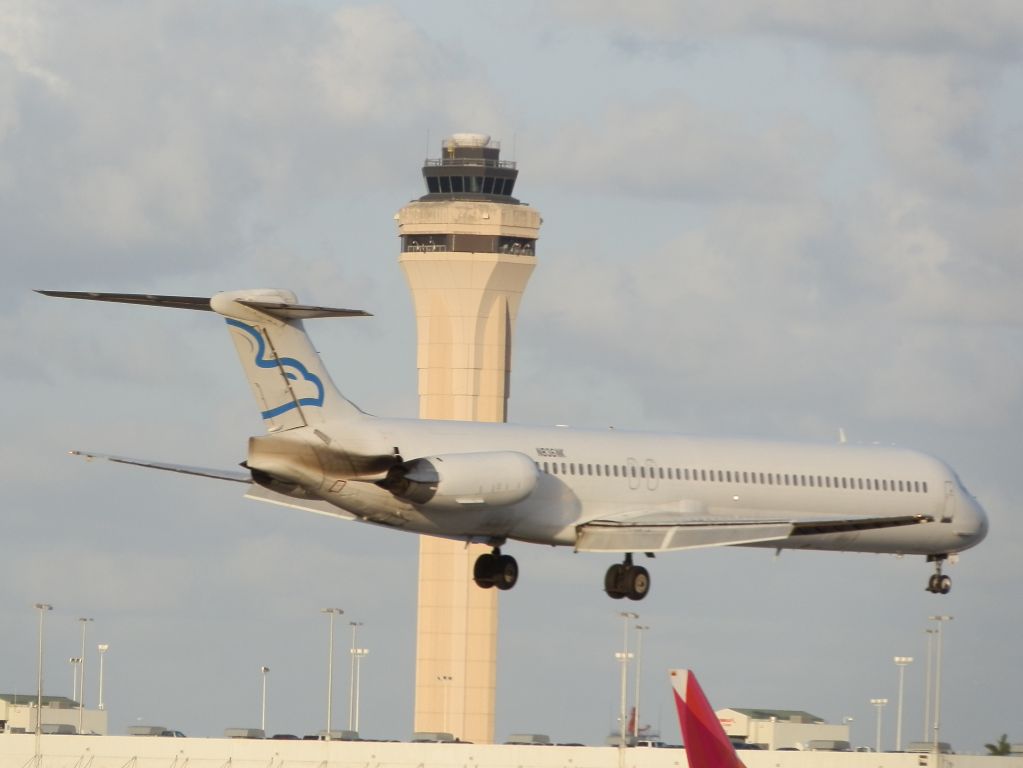 McDonnell Douglas MD-83 (N836NK)