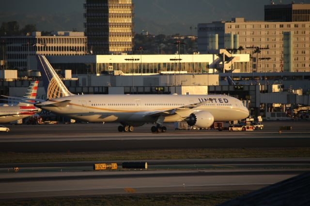 BOEING 787-10 Dreamliner (N12004)