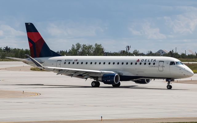 EMBRAER 175 (long wing) (N255SY)