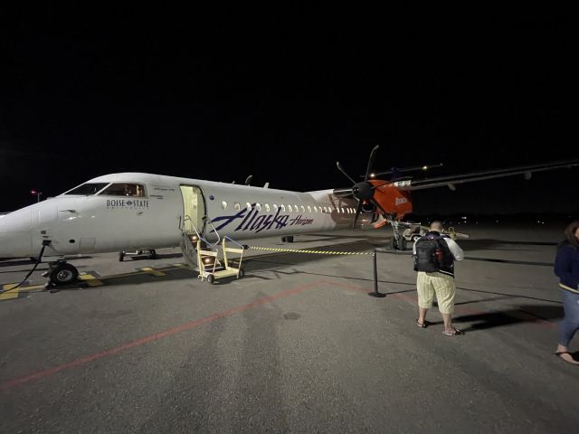 de Havilland Dash 8-400 (N437QX)