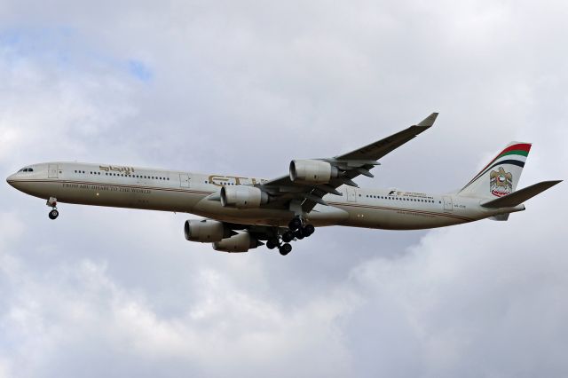 Airbus A340-600 (A6-EHE)