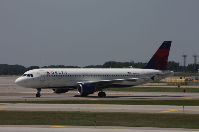 Airbus A320 (N315US) - A bath wouldn't hurt.