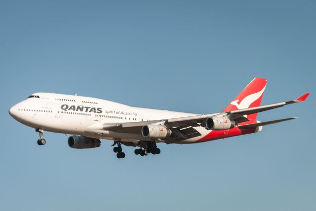 Boeing 747-200 (VH-OJS) - VH-OJS arriving into YSSY as the QF26 from HND