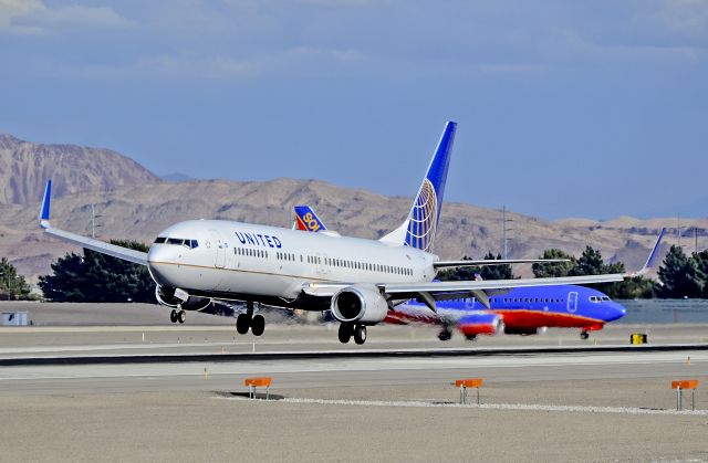 Boeing 737-900 (N37408) - N37408 United Airlines 2001 Boeing 737-924 C/N 30125  - Las Vegas - McCarran International (LAS / KLAS) USA - Nevada, January 10, 2013 Photo: Tomás Del Coro