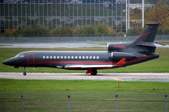 Dassault Falcon 8X (LX-LXL) - Global Jet Luxembourg Falcon 8X lining up to depart rwy 24 on 29-Oct-20 heading for LFPB as SVW51XL.