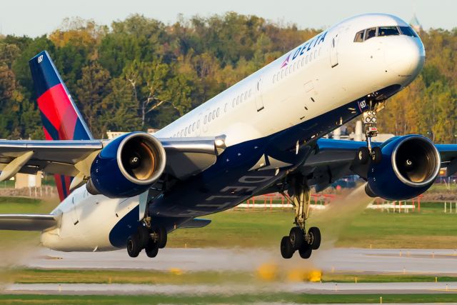 Boeing 757-200 (N687DL) - A serving of Jell-O for us oldsters...