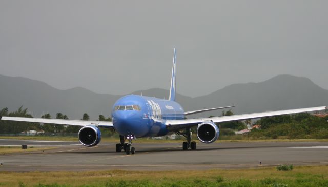 BOEING 767-300 (C-GZNC)