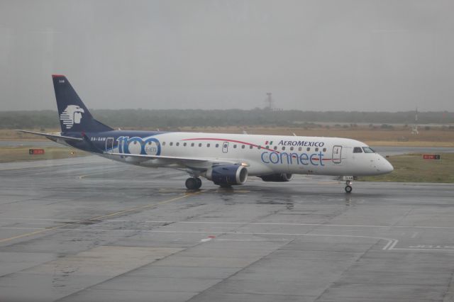 Embraer ERJ-190 (XA-GAW) - 21 de Noviembre de 2018 - Rodando a pista de despegue.