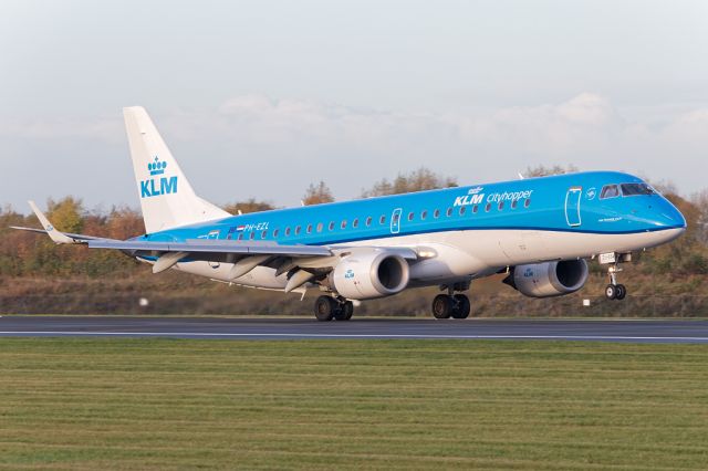 Embraer ERJ-190 (PH-EZL) - KLM1073 arriving from Amsterdam in the early morning light.