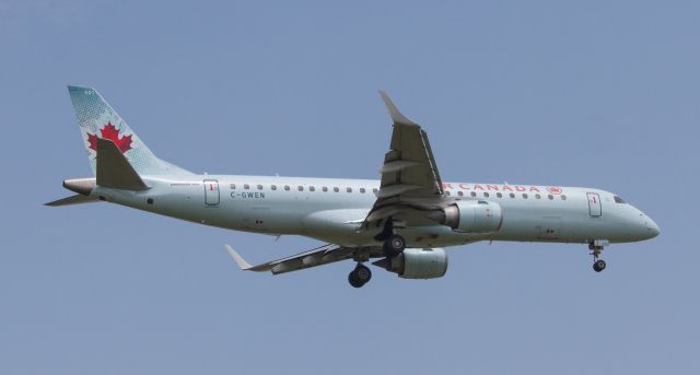 Embraer ERJ-190 (C-GWEN)