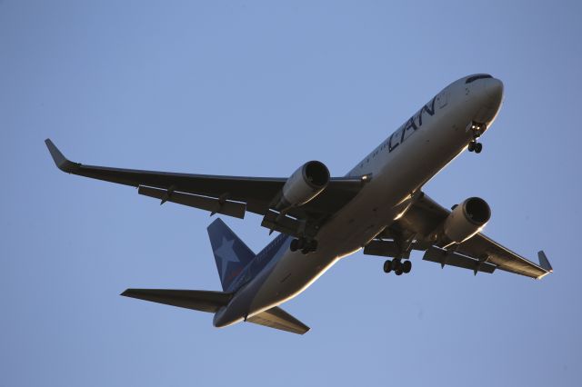 BOEING 767-300 (CC-CXI)