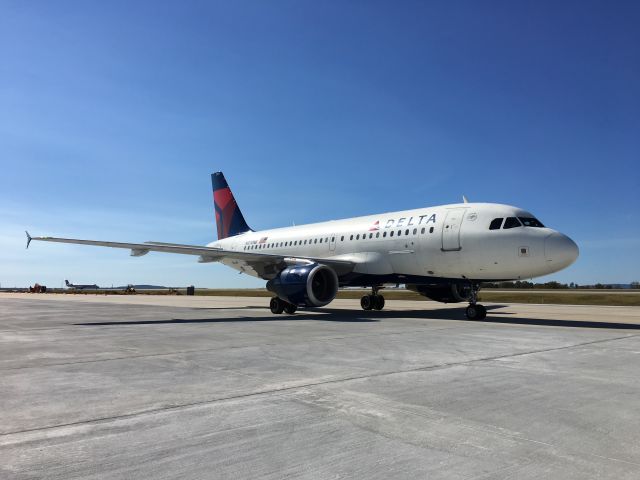 Airbus A319 (N370NB) - On a beautiful Fall afternoon!