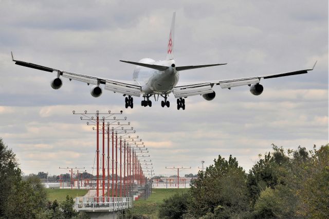 Boeing 747-400 (LX-GCL) - Short final for 5-L