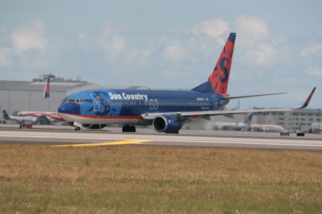 Boeing 737-800 (N801SY)