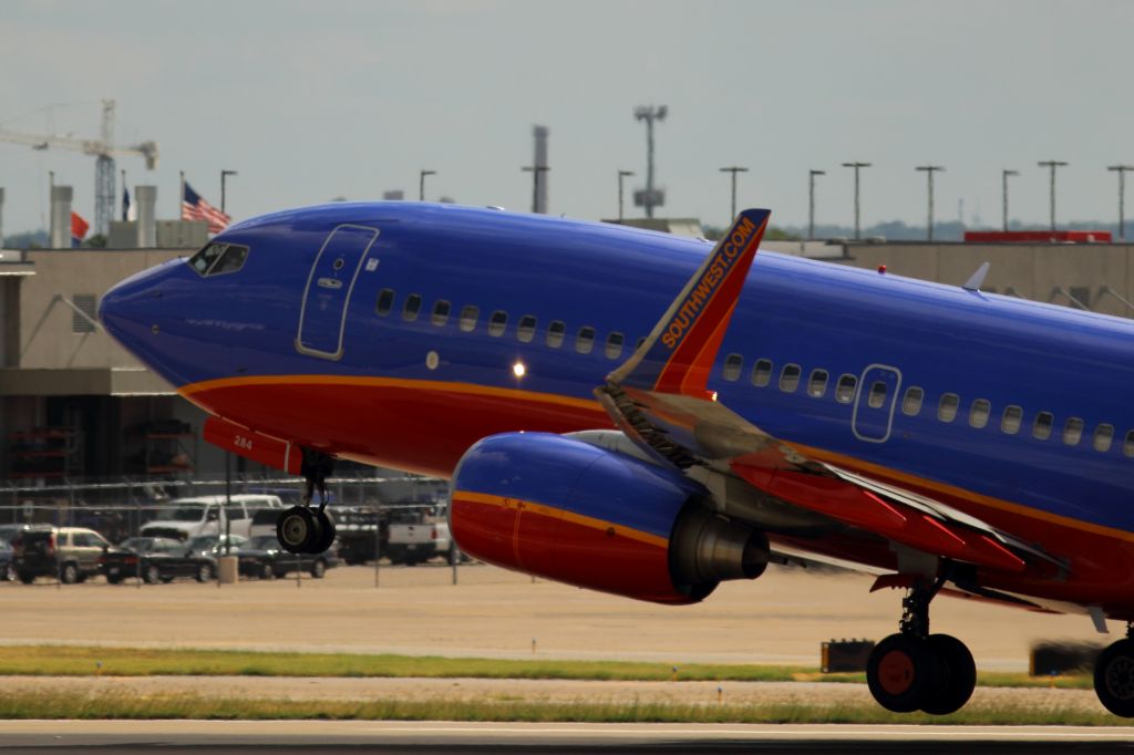 Boeing 737-700 — - A Southwest 737 at an altitude of 12 inches departs KDAL.