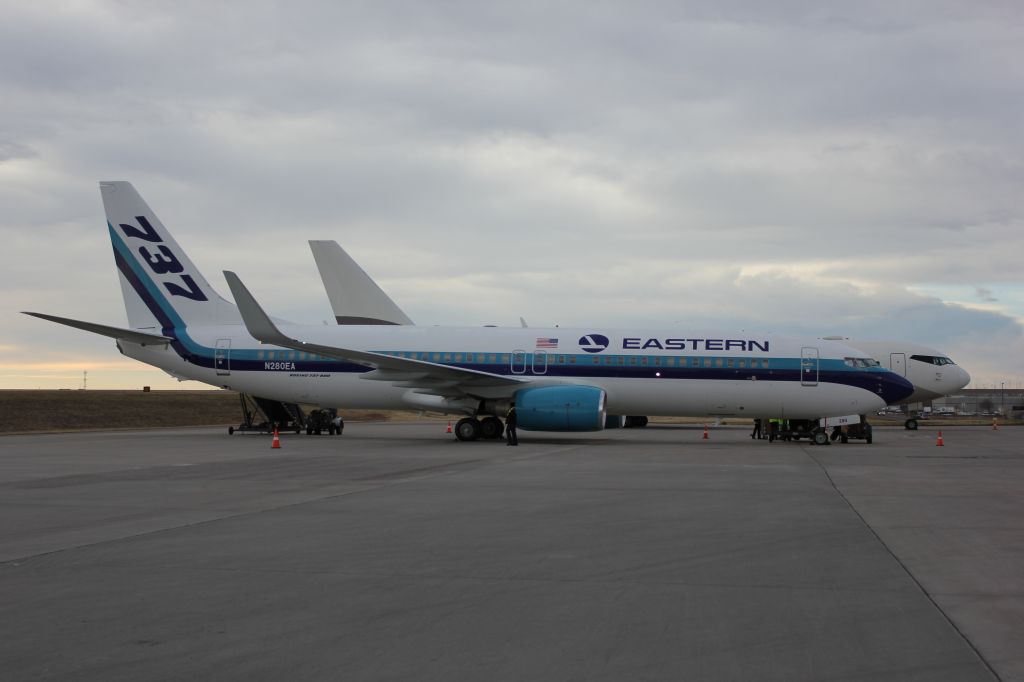 Boeing 737-800 (N280EA)