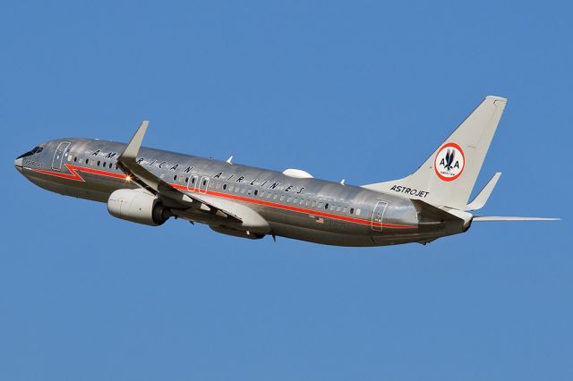 N905NN — - ASTROJET leaving Philly.